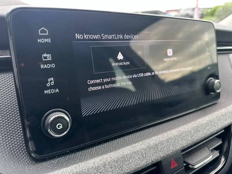 Écran tactile central du tableau de bord de la Skoda Scala blanc cristal, affichant les options Android Auto et Apple CarPlay.