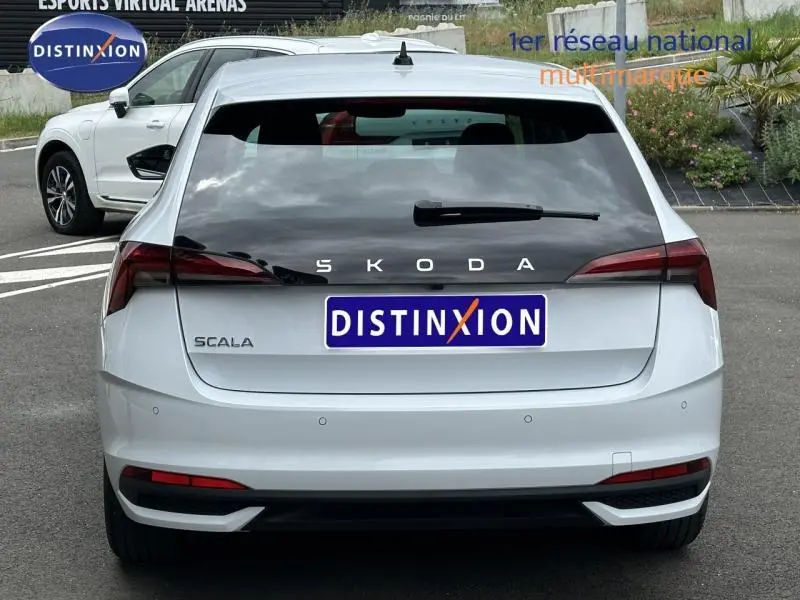 Vue arrière d'une Skoda Scala blanc cristal 2025 avec feux arrière LED et lunette arrière teintée.