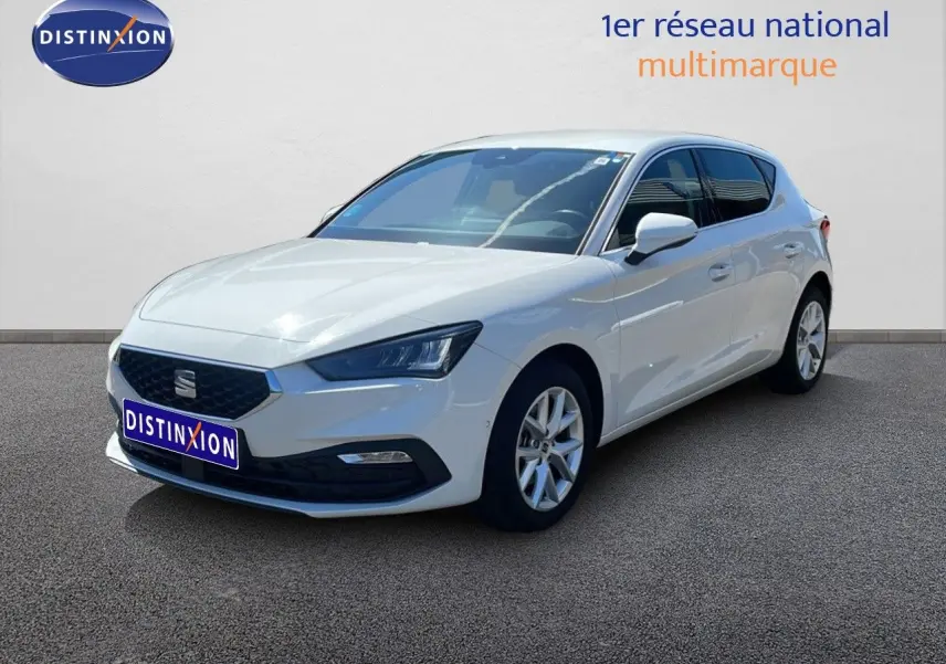 SEAT Leon blanc vue 3/4 avant droit, avec calandre noire et jantes alliage 16 pouces.
