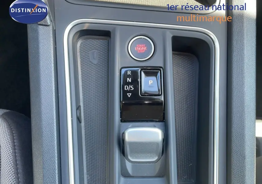 Vue rapprochée de la console centrale du SEAT LEON 2025, montrant la commande de boîte automatique et le bouton start/stop.