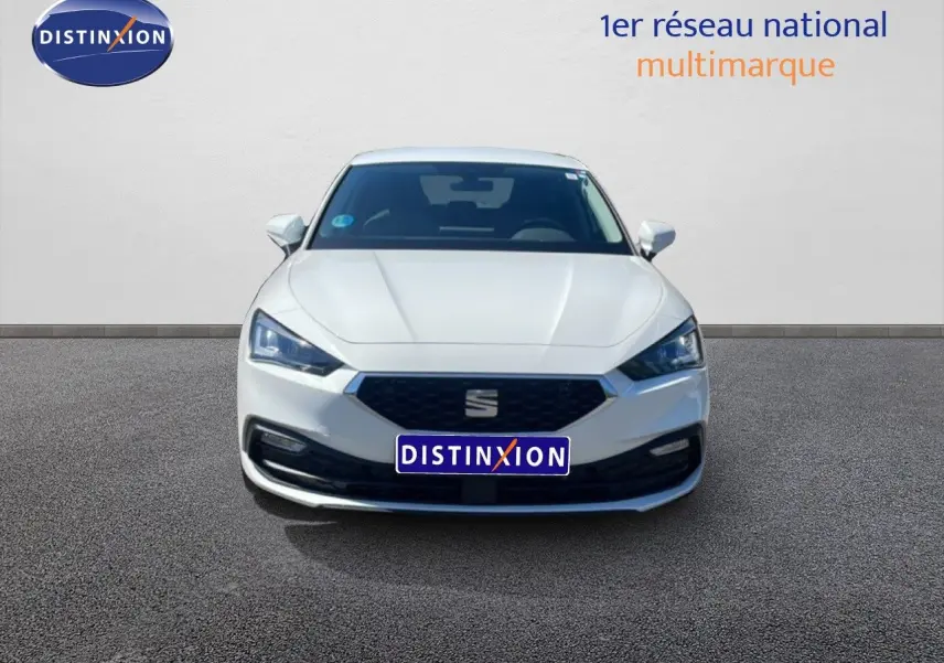 Vue frontale d'une SEAT Leon blanche 2025 avec calandre noire et phares LED anguleux.