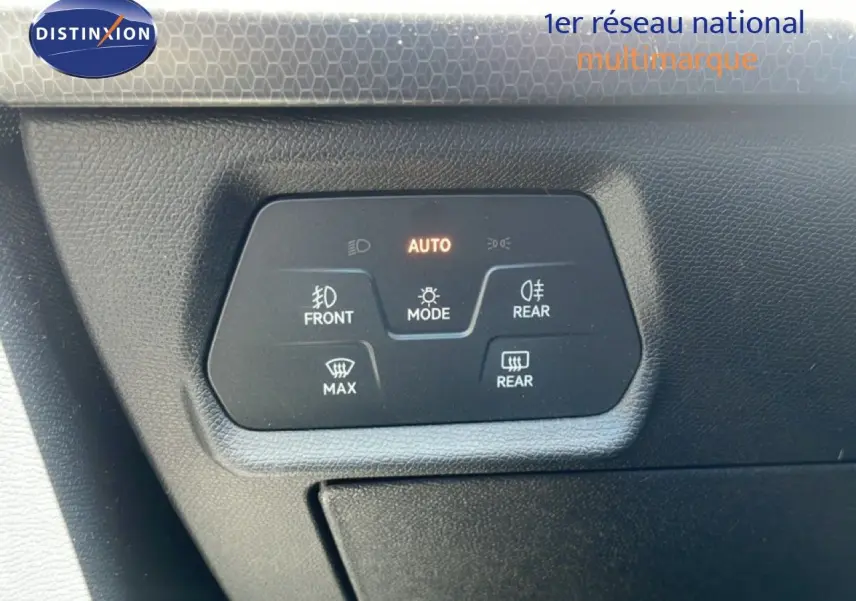 Gros plan sur le panneau de commandes d’éclairage et dégivrage intérieur noir du SEAT LEON blanc 2025.