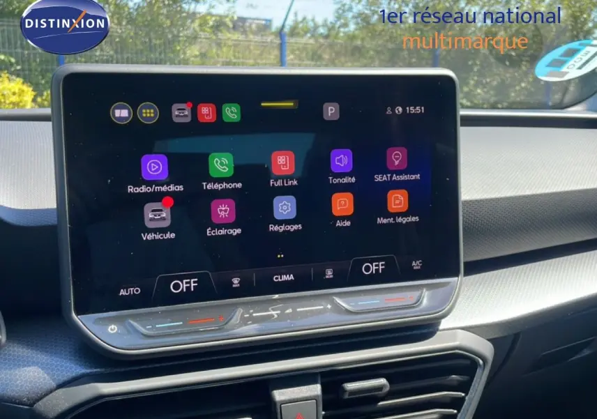 Vue rapprochée de l’écran tactile central du tableau de bord d’une SEAT Leon blanche 2025, affichant les menus multimédias.