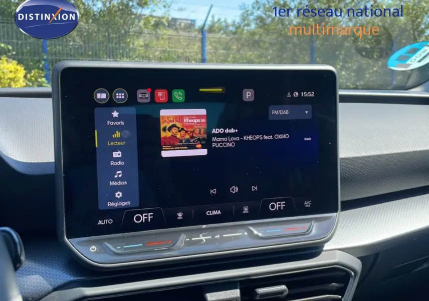 Écran tactile central du tableau de bord de la SEAT Leon 2025, affichant la radio numérique et les commandes climatiques.