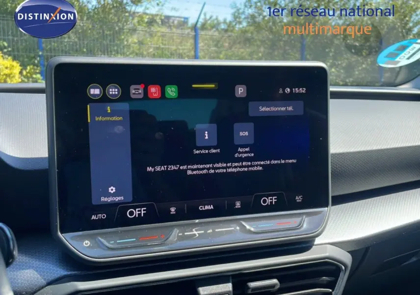 Vue rapprochée de l’écran tactile central du tableau de bord d’une SEAT Leon blanche, affichant le menu Bluetooth.