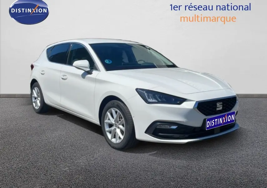 SEAT Leon blanc vue 3/4 avant droit, avec calandre noire et jantes alliage 16 pouces.