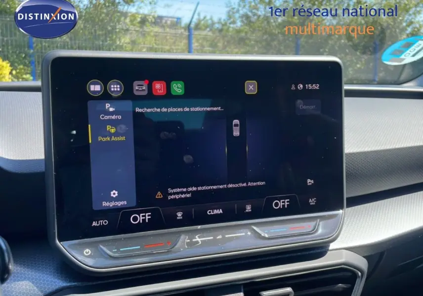Écran tactile central de la SEAT Leon 2025 blanc, vue intérieure du tableau de bord avec affichage du Park Assist.