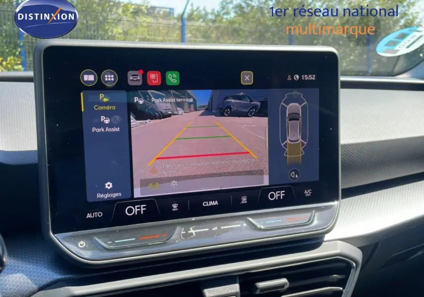 Écran tactile intérieur montrant la caméra de recul et l’assistance au stationnement du SEAT Leon blanc 2025.