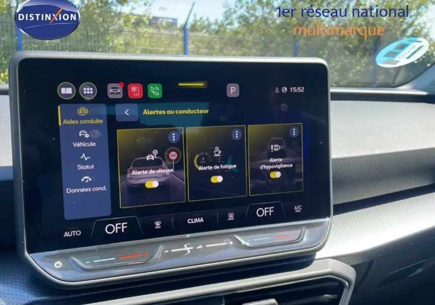 Écran tactile central du tableau de bord de la SEAT Leon 2025, affichant les alertes au conducteur.