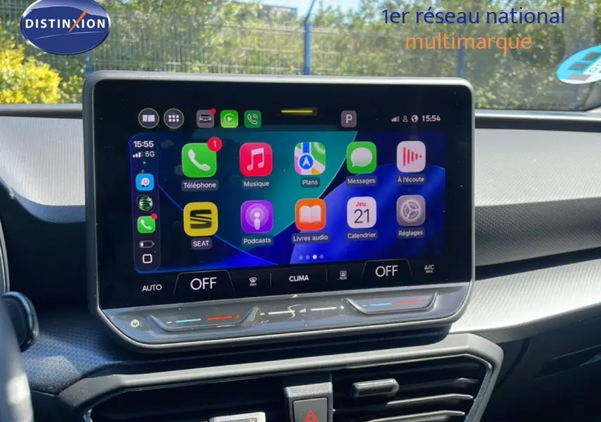 Vue rapprochée de l’écran tactile central du tableau de bord de la SEAT Leon blanche 2025, affichant l’interface multimédia.