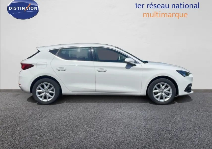 Profil droit d'une SEAT Leon blanche 2025, version Style 25e Anniversaire, avec jantes alliage et lignes épurées.