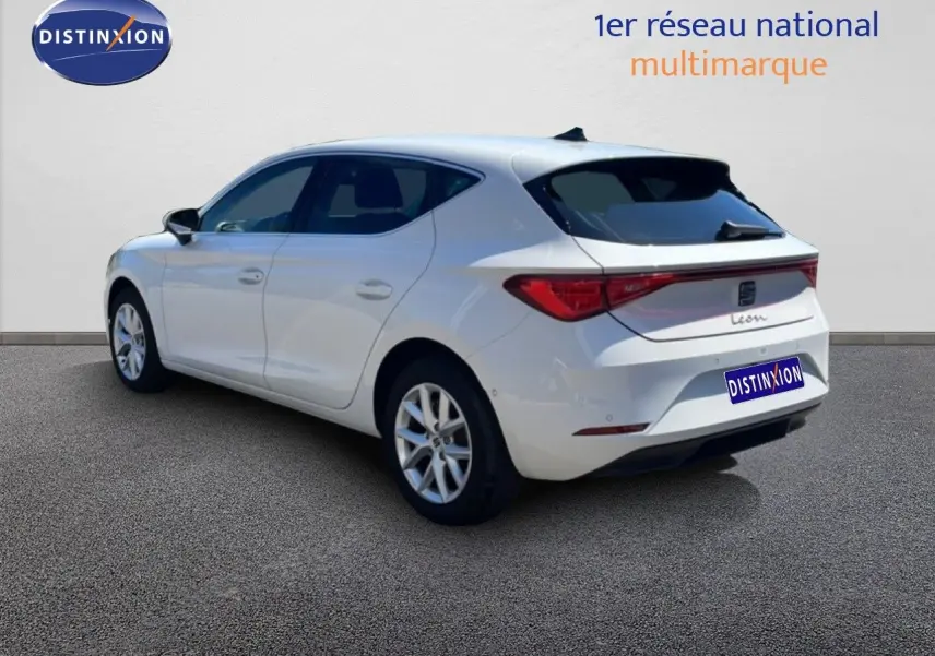 Vue 3/4 arrière droite d'une SEAT Leon blanche 2025, soulignant ses lignes modernes et ses feux arrière LED.