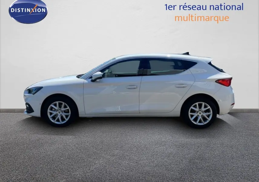 Profil droit d'une SEAT Leon blanche 2025, version 1.5 TSI Style 25e anniversaire, sur fond neutre intérieur.