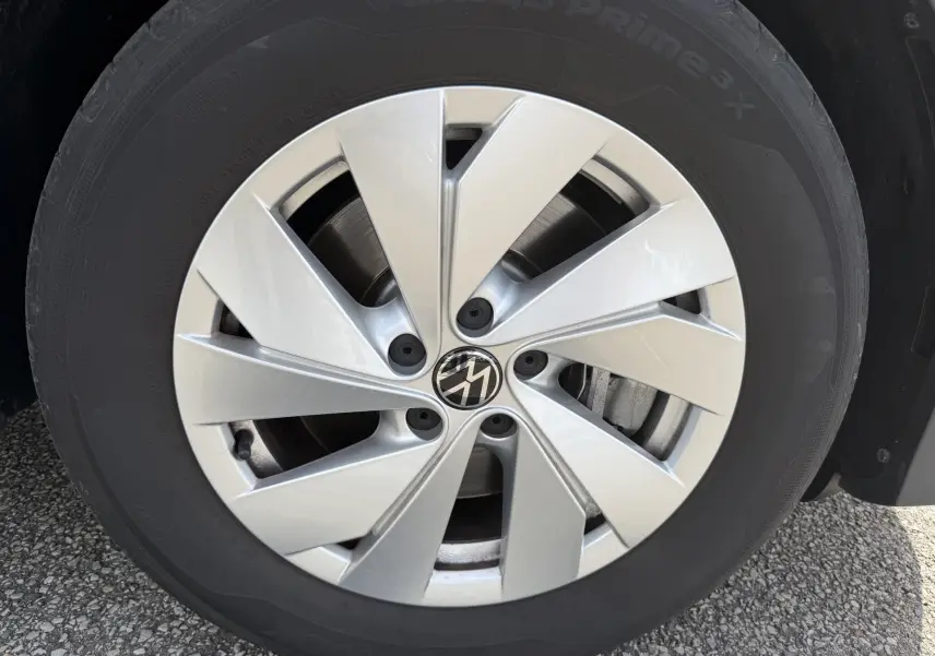 Gros plan sur la jante alliage 17 pouces argentée du Volkswagen Tiguan noir, avec logo VW au centre.