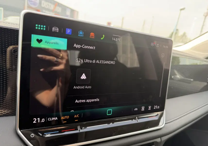 Écran tactile central du Volkswagen Tiguan 2025 affichant la fonction App-Connect avec Android Auto, intérieur noir.