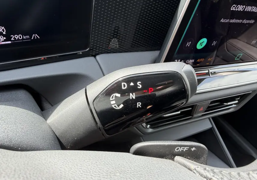 Gros plan sur le levier de vitesses noir brillant du Volkswagen Tiguan 2025, avec affichage des modes D, S, N, R et P en rouge.