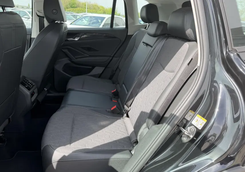 Vue côté droit de la banquette arrière bi-matière grise et noire du Volkswagen Tiguan 2025 couleur noire.