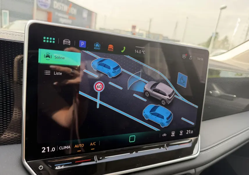 Écran tactile intérieur du Volkswagen Tiguan 2025 montrant l'assistance au maintien de voie et la limitation de vitesse à 60 km/h.