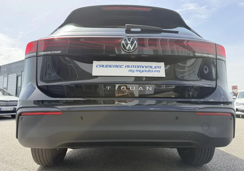 Vue arrière du Volkswagen Tiguan noir 2025 avec feux LED continus et logo VW centré sur le hayon.