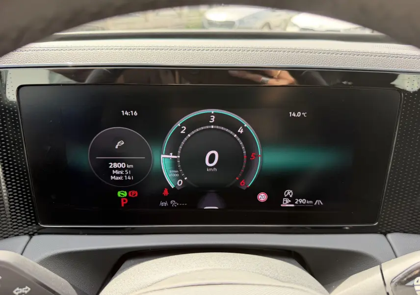 Affichage numérique du tableau de bord du Volkswagen Tiguan 2025, montrant la vitesse à 0 km/h et les indicateurs de conduite.