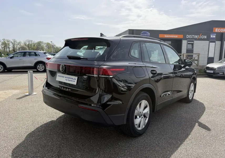 Volkswagen Tiguan noir vue 3/4 arrière droit, avec feux arrière LED et jantes alliage 17 pouces.