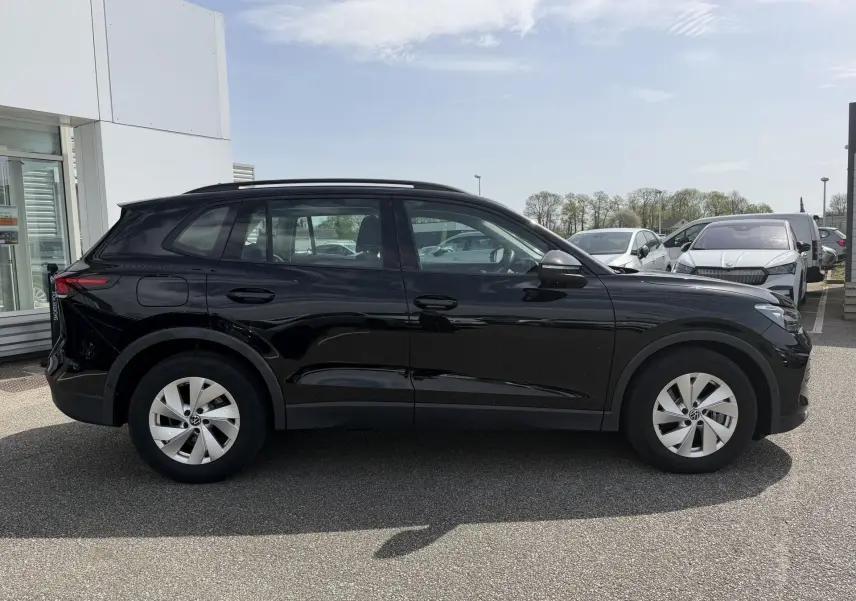 Profil droit du Volkswagen Tiguan noir 2025, avec jantes alliage 17 pouces et lignes épurées visibles.