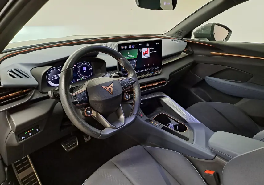 Vue intérieure côté conducteur de la CUPRA TERRAMAR 2025 avec tableau de bord numérique et finitions cuivre.