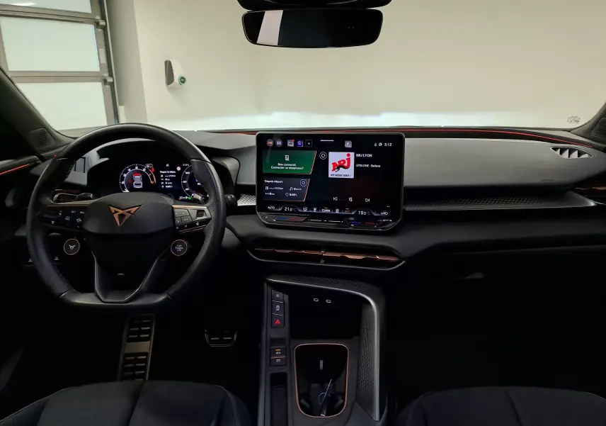 Vue intérieure du tableau de bord et volant du CUPRA TERRAMAR 2025 avec écran tactile central et finitions noires et cuivre.