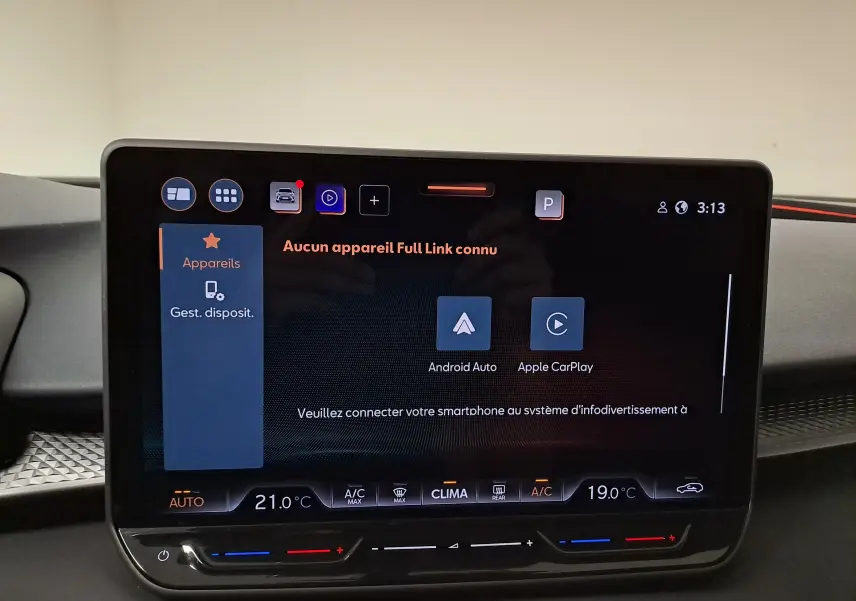 Écran tactile central du tableau de bord du CUPRA TERRAMAR affichant les options Android Auto et Apple CarPlay.