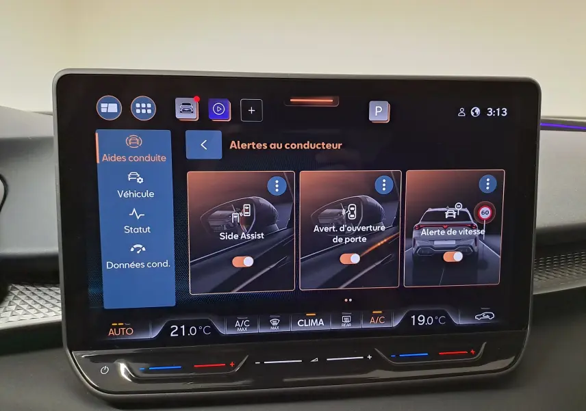 Écran tactile intérieur du CUPRA TERRAMAR affichant les alertes au conducteur et la climatisation, vue de face.