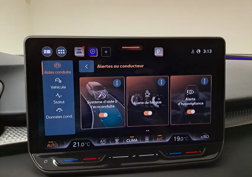 Écran tactile intérieur du CUPRA TERRAMAR affichant les alertes au conducteur avec interface moderne et commandes climatisation.