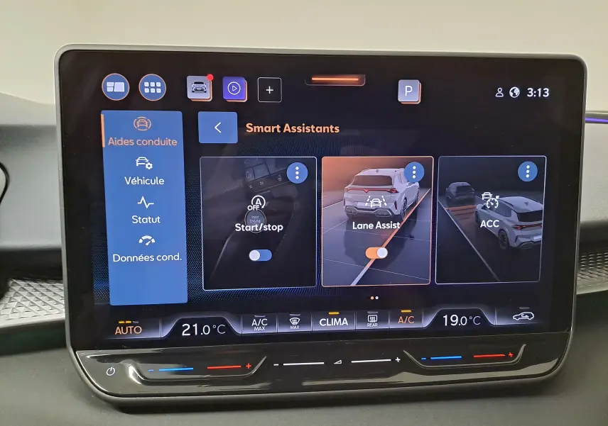 Écran tactile intérieur du CUPRA TERRAMAR affichant les assistants de conduite avec interface moderne en mode nuit.