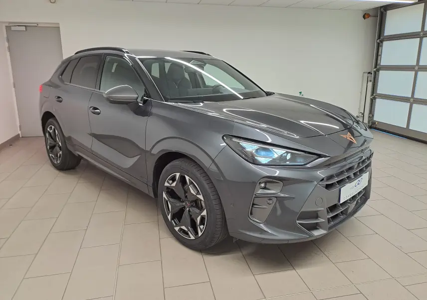 Vue 3/4 avant droit d'une CUPRA TERRAMAR gris Timanfaya avec jantes 19'' Cosmic usinées en intérieur lumineux.