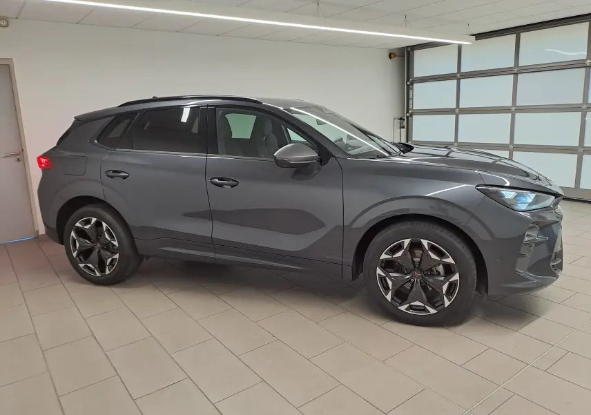 Vue de profil droit du CUPRA TERRAMAR gris Timanfaya avec jantes 19'' Cosmic usinées dans un garage.