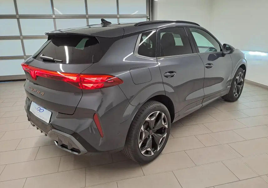Vue 3/4 arrière droite d'une CUPRA TERRAMAR gris Timanfaya avec feux arrière allumés et jantes 19'' Cosmic usinées.