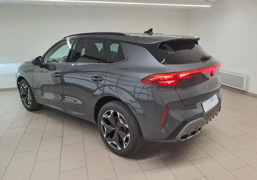 Vue 3/4 arrière droite du CUPRA TERRAMAR gris Timanfaya avec jantes 19'' Cosmic usinées et feux arrière allumés.