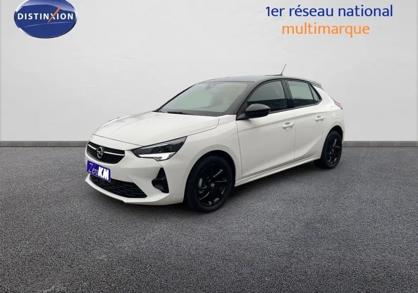 Opel Corsa blanc vue 3/4 avant droit avec toit noir et jantes noires sur fond neutre.