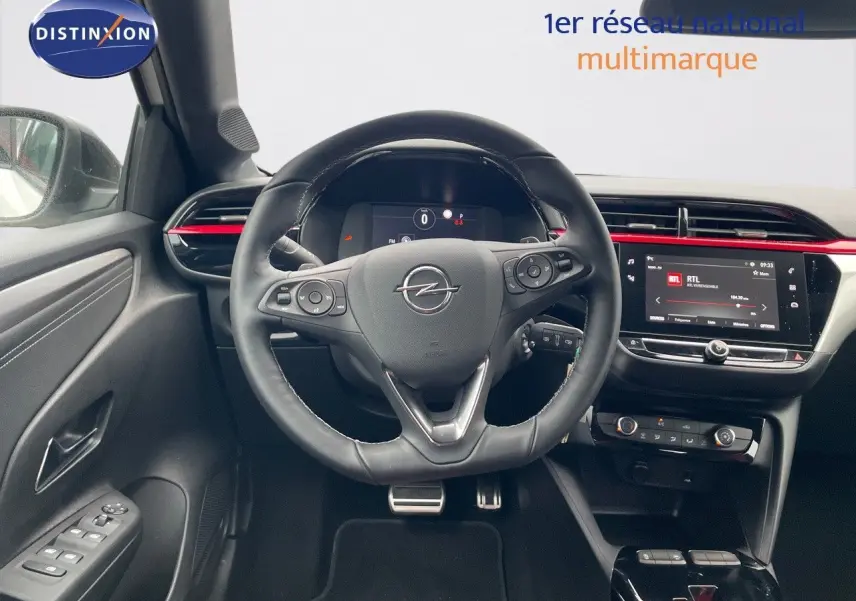 Vue intérieure centrée sur le volant cuir noir et le tableau de bord digital de l'Opel Corsa blanche 2022 finition GS Line.