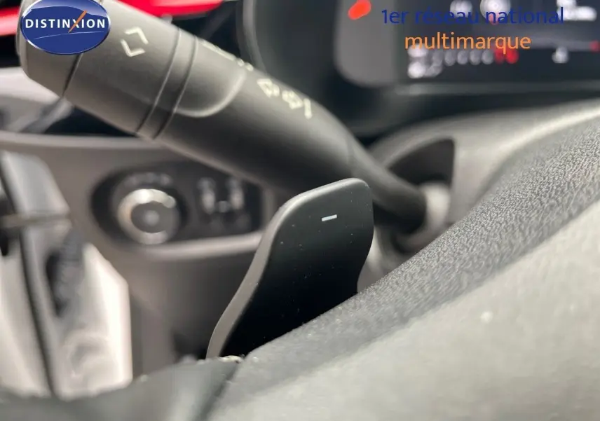 Détail de la palette de changement de vitesse au volant dans l'habitacle d'une Opel Corsa blanche 2022.