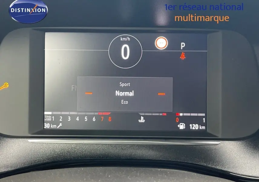 Tableau de bord numérique de l'Opel Corsa blanc 2022 affichant le mode de conduite Normal en vue frontale.