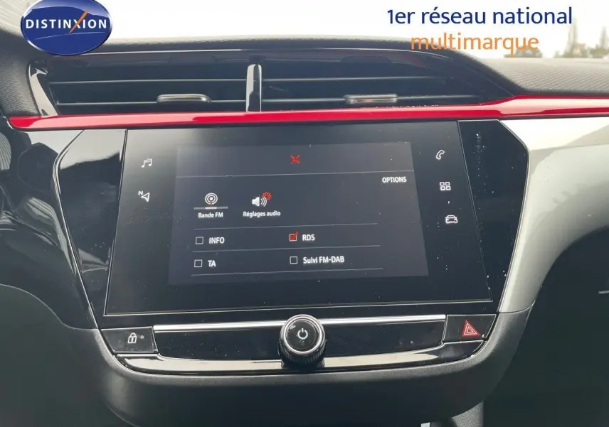 Tableau de bord intérieur de l'Opel Corsa blanc 2022 avec écran tactile et bandeau décoratif rouge brillant