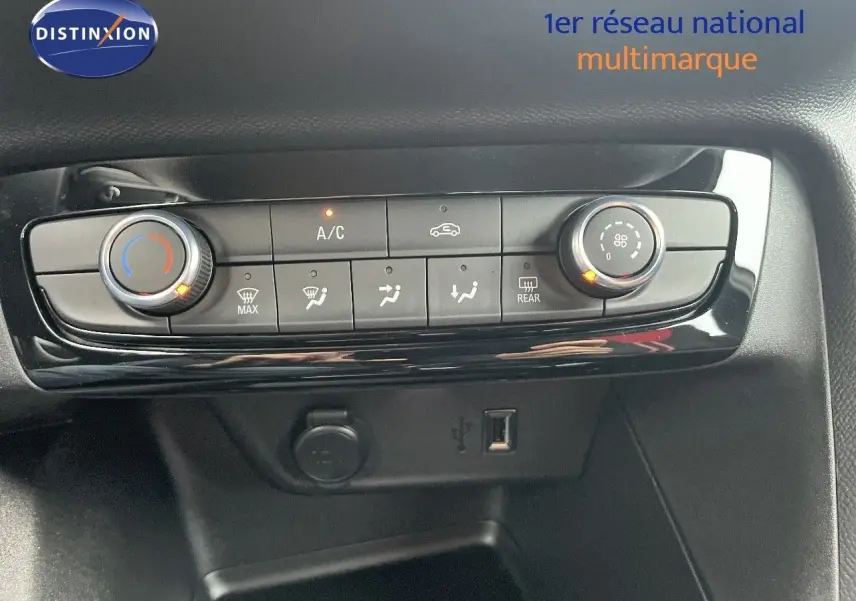 Gros plan sur les commandes de climatisation et connectiques USB d'une Opel Corsa blanche version GS Line 2022.