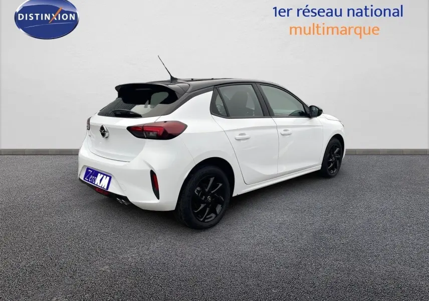 Vue 3/4 arrière droite d'une Opel Corsa blanche avec toit noir et jantes noires sur fond neutre.