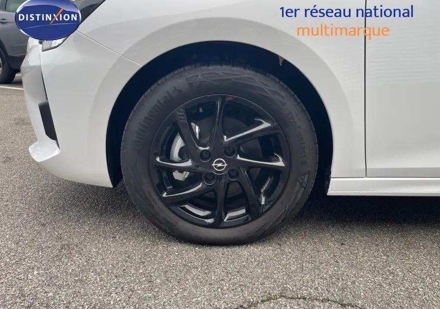 Gros plan sur la roue avant gauche noire de l'Opel Corsa blanche 2022, finition GS Line.