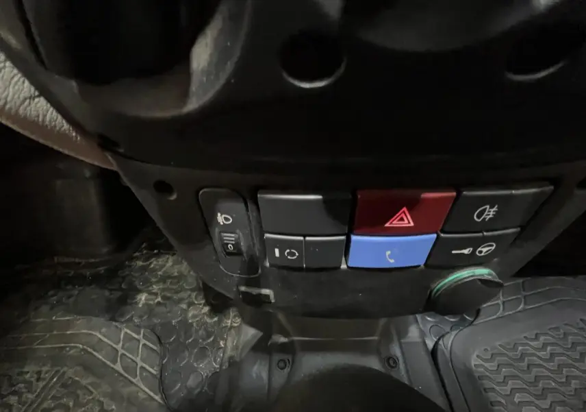 Gros plan sur les commandes centrales du tableau de bord du Citroën E-MEHARI cabriolet bleu clair de 2016.