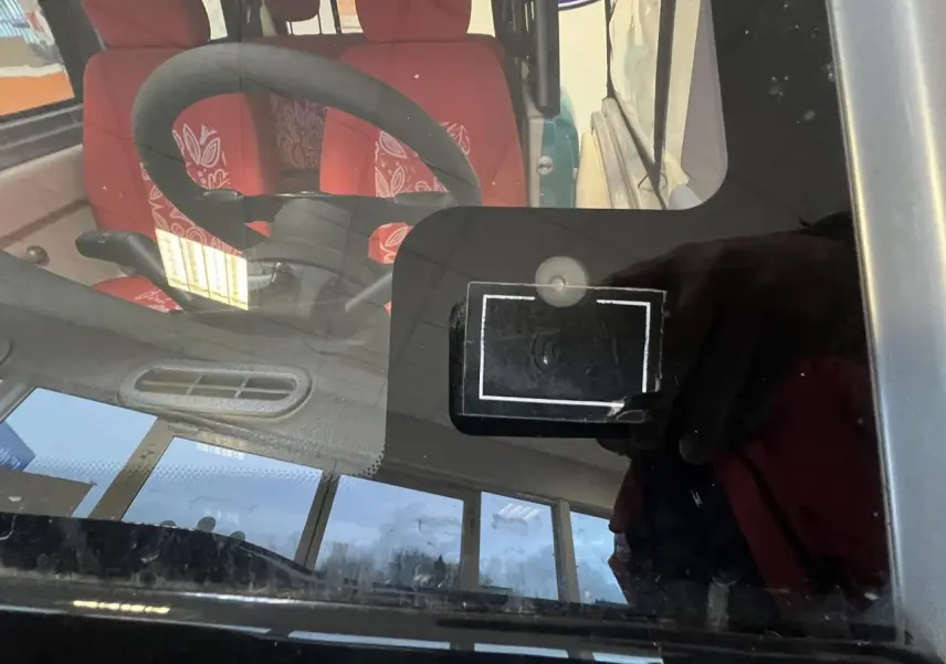 Vue intérieure du tableau de bord et volant du Citroën E-MEHARI cabriolet bleu clair avec sièges rouges à motifs.