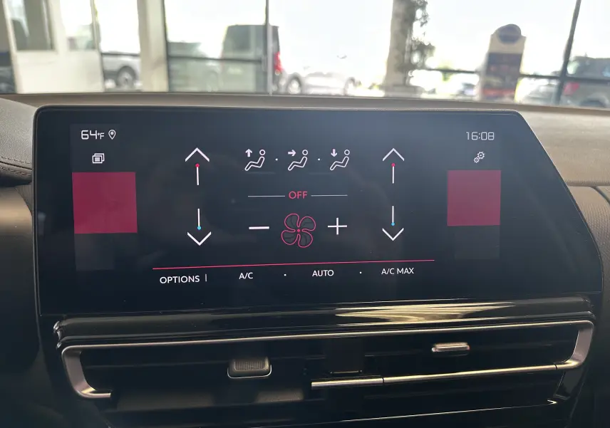 Écran tactile central du tableau de bord du Citroën C5 Aircross 2024, affichant les commandes de climatisation.