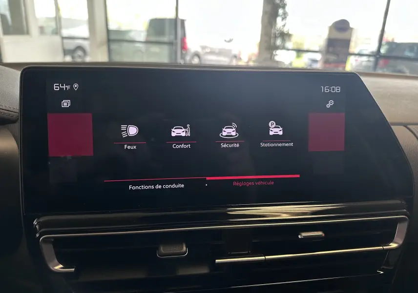 Écran tactile central du Citroën C5 Aircross 2024 affichant les réglages véhicule, intérieur noir avec détails chromés.