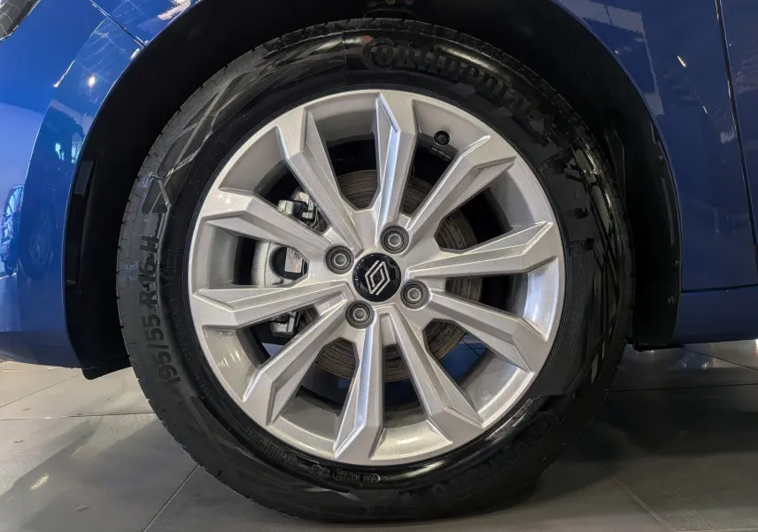 Gros plan sur la roue avant gauche de la Renault Clio V Bleu Iron, mettant en valeur la jante alliage argentée au design moderne.