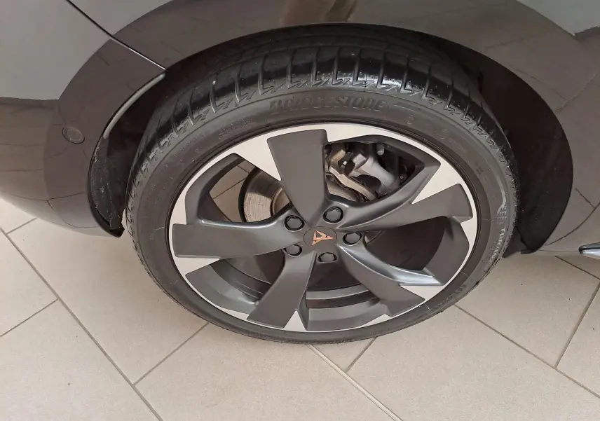 Gros plan sur la roue avant droite d'une CUPRA Leon Noir Minuit avec jante alliage au design moderne.